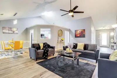 Image de Close to Shopping: Pet-Friendly Lawrenceville Home