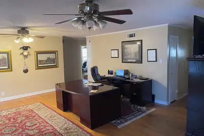 Image de Spacious 6-bedroom house in charming Flint with WiFi, Ac