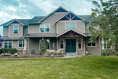 Image de Dreamy 8 bedroom country manor! Tucked in private retreat close to the city <3