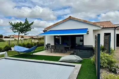 villa jard sur mer, a 1km de la plage\npiscine et spa de juin à septembre