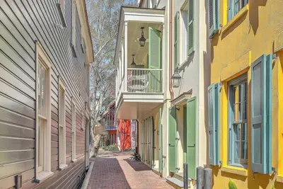 Image de Charming Downtown Charleston Retreat