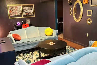 Image de Cozy, Colorful one Bedroom lower Apartment
