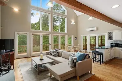 Image de Light & spacious coastal haven perfect for Beaches or Newport
