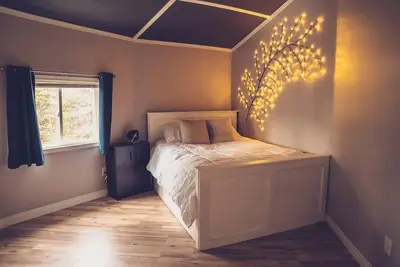 Image de Spacious, newly renovated home in the forest; close to world famous fishing.