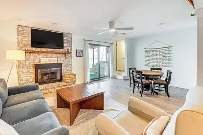 Image de Lake View & Deck: Group Getaway in Whitehall!
