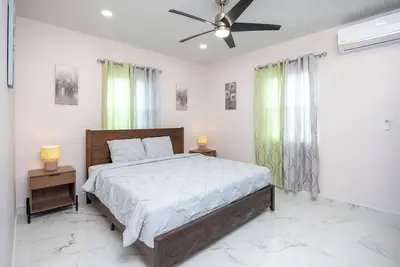 Image de Stylish 1br in Venetian Sj Residences 106—WiFi, Ac, just minutes from the beach!