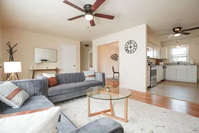 Image de Quaint Rancher with Fully Fenced Back Yard.