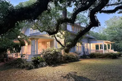 Image de Coolest House in Fairhope! 2x King Beds! Porches!