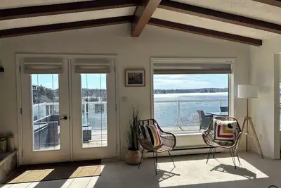 Image de *Promo* 4 bdrm/2 bath House on Lake of the Woods. Only 2 minutes to downtown!
