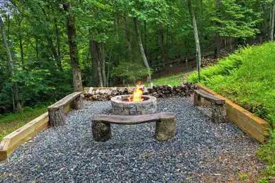 Image de Firepit S'mores by Starlight, Jetted Bath Soaks & Cookouts with the Whole Family - Cowboy Lodge