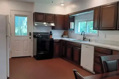 Image de Spacious 4-bedroom family-friendly home with outdoor space in welcoming Ephrata.
