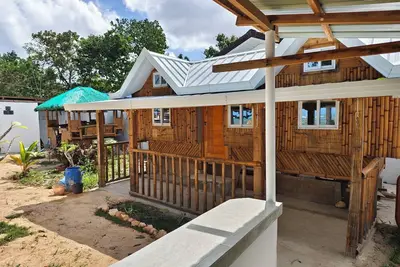 Image de Charming 2-bedroom cottage on the beach with WiFi and Ac in Victoria Alaminos