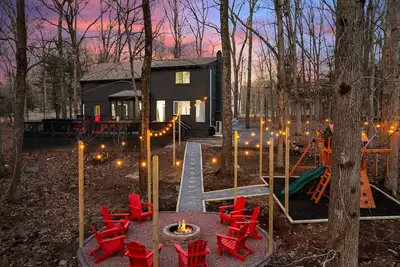 Image de Wow 5bd, Hot Tub, Huge Deck, Game Room, Fire Pit, Mural, And More