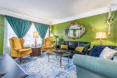Image de Colorful Vintage Bungalow w/ King Bed + Gym + Office + Fast WiFi