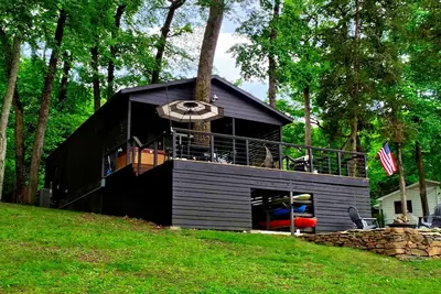 Image de Water's Edge Midnight Eddy: Lakefront~Hot Tub~Fire pit~Kayaks~more