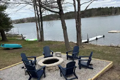 Image de Lake Front ~ Firepit ~ Kayaks ~ SUPs ~ Yard Games