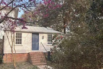 Image de Fully furnished, 1-bedroom cottage in heart of Summerville. off street parking.