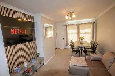 Image de 3 Bed Home - Sleeps 8 - Stoke City fc - Parking