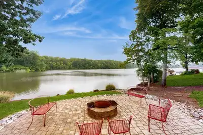 Image de Spacious lakefront house w/patio, balcony, grill & foosball