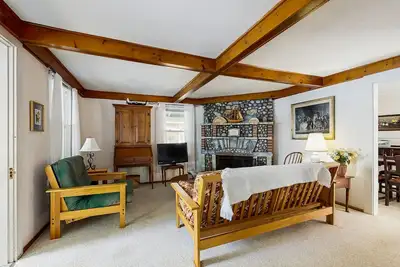 Image de Lakefront dog friendly cottage w\/ a dock & beautiful sunset views
