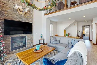 Image de Stunning townhome with private hot tub & clubhouse with theater room and pool