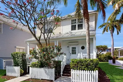 Image de Charming townhome with ocean views, an open porch & steps from the water