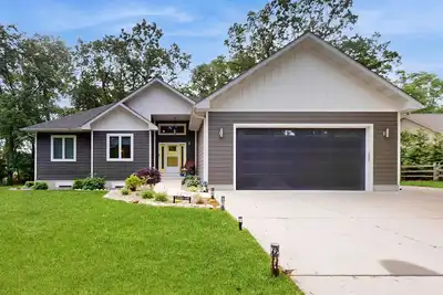 Image de Charming home in New Buffalo, located next to beaches, bike path, and golf