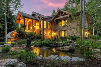 Image de Spacious and Charming 4 Bed Home in Vail Golf Neighborhood