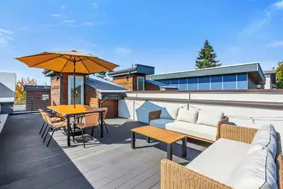 Image de Chic Fremont Townhome with Rooftop Deck & Parking