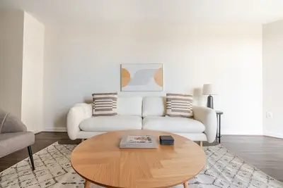 Image de Blueground | Virginia Sq, pool & w/d, nr parks