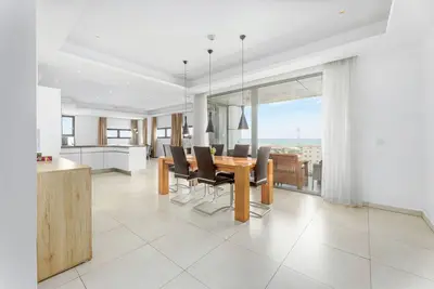 Image de Exclusive Sky Haven: 3-Bedroom Penthouse w/ Private Elevator & Ocean Views