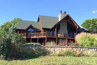 Image de Serene estate home with private pool, hot tub and stunning 360 views