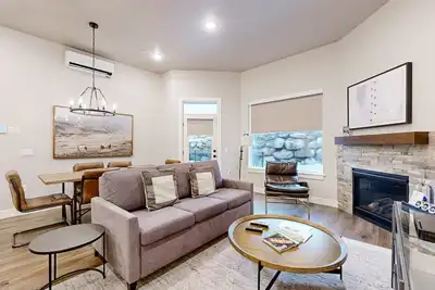 Image de Modern resort condo with pool, hot tub + shuttle service