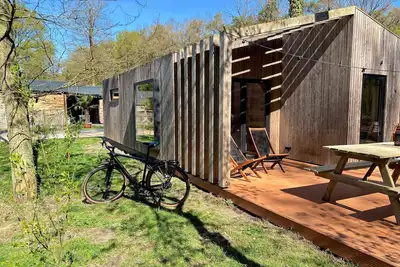 Image de Beau chalet avec terrasse dans les bois