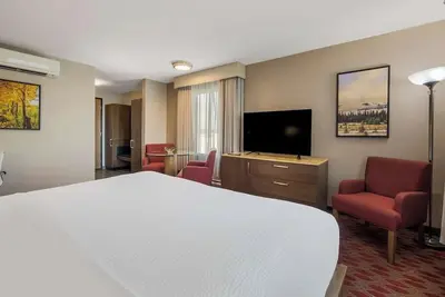 Image de Stylish Room with Swimming Pool, Close to Calgary's Premier Attractions