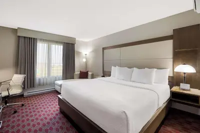 Image de Blissful Room with Indoor Swimming Pool, Near Airport – Ideal for Quick Access