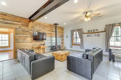 Image de Deck & Fire Pit: Cherry Log Cabin on Farm!