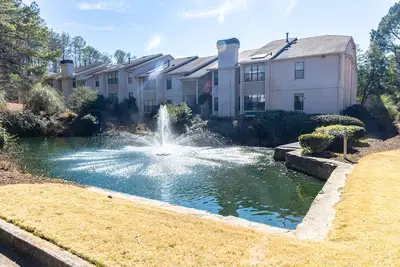 Image de Luxe 3br 2ba in Atl's Historic Pill Hill-Swim Pool, Tennis, Duck Pond, Cabanas!