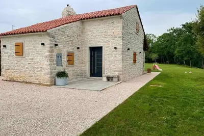 Image de Renovated stone cottage with a pool and a large garden, relaxing getaway.