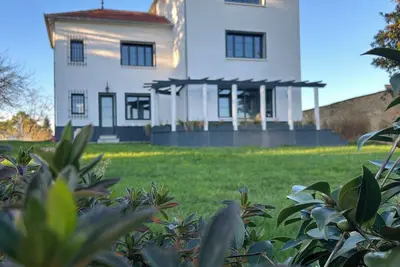 Image de Villa spacieuse avec vue sur vignes et montagnes – Calme et évasion garantis!