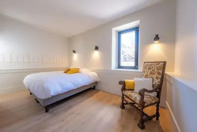 Image de Chambre bucolique dans un tour médiévale avec espace partagé au Rdc