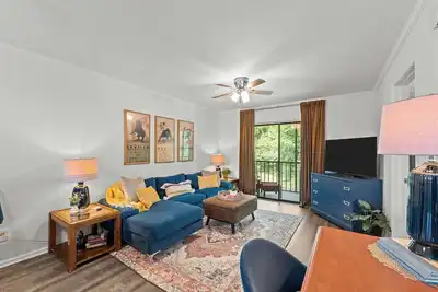 Image de Beautiful 2 bedroom 2 bathroom condo with balcony.