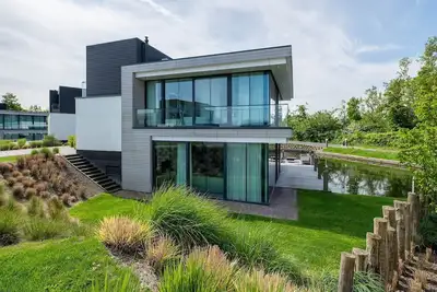 Image de Spacious 10-person waterfront villa