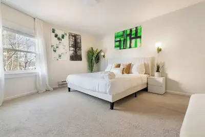 Image de Ultra-Modern Luxe - Sleek & Stunning Stay!