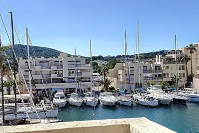 Image de T3 climatisé avec garage au Port de Bormes