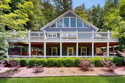 Image de Porchside Getaway – Spacious Helen Home with Hot Tub, Game Room & Resort