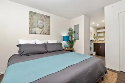 Image de Zen House 1 Bed 1Bath Free Wi-Fi Free Parking Spot Comfortable Stay w/ Workspace
