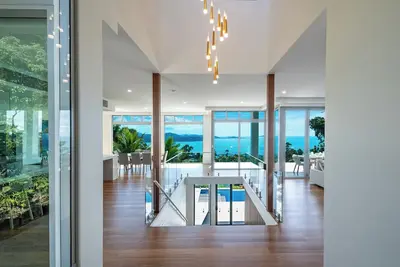 Image de Luxurious 5-bed home with pool, nestled in a private estate with ocean views
