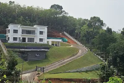 Image de Modern, brand new and mountain view home away from your home!