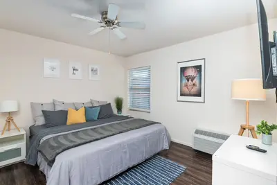 Image de Autumn Seas 1 King Br Free parking Wi-Fi and Gym access Peaceful and Comfortable
